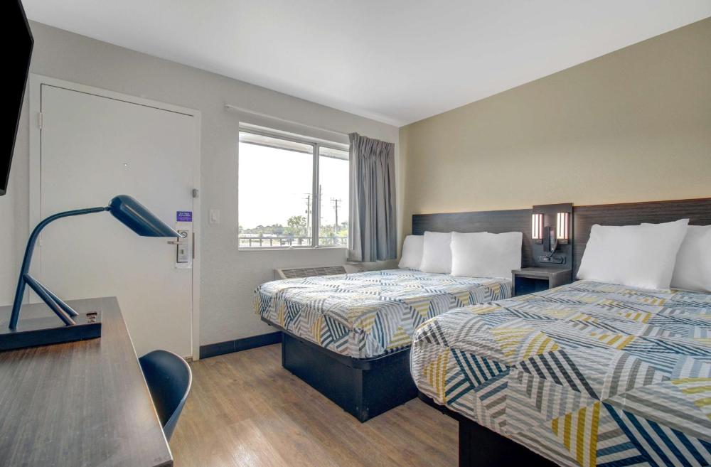 2 Full Beds | Non-Smoking, Micfridge interior